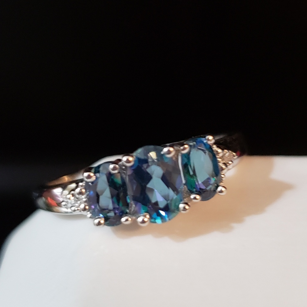 Lovely Solid 10kt Wt Gold & Topaz Ring